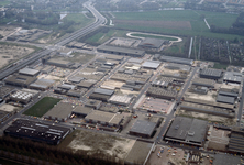 835007 Luchtfoto van het Bedrijventerrein Overvecht te Utrecht.